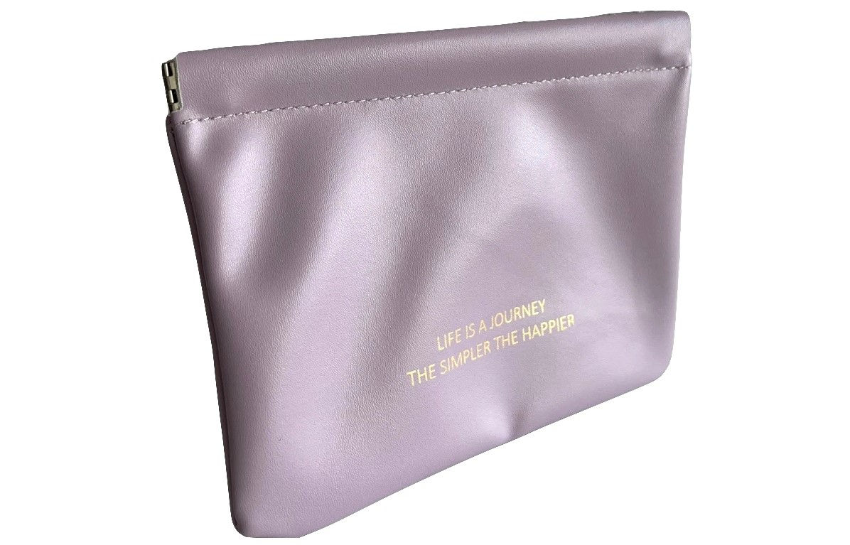 Trusă tip clutch Mon Rêve în nuanță lila perlată, cu inscripția Life is a journey